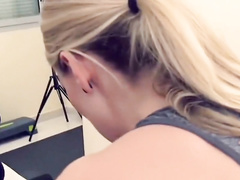 Blondes Fitnessmodel vom eigenen Kameramann gefickt