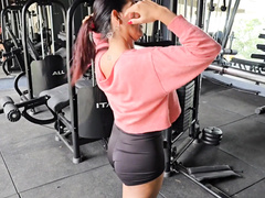 I sucked the cock of the hot male who was in the gym.