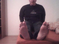 You cuckoled bitch has to look at my , the man`s feet !