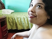 Esposa infiel mamando la polla del amante