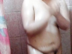 Putita infiel mostrando el coño peludo mientras se baña