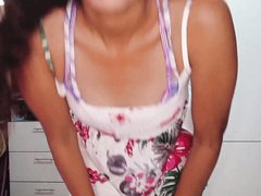 Flaquita infiel bailando y quitandose la ropa