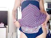 Esposa infiel mostrando sus hermosas piernas al amante