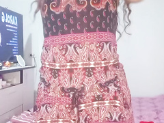 Flaquita cachonda con hermosas piernas