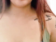 Latina sexy con tetas pequeñas